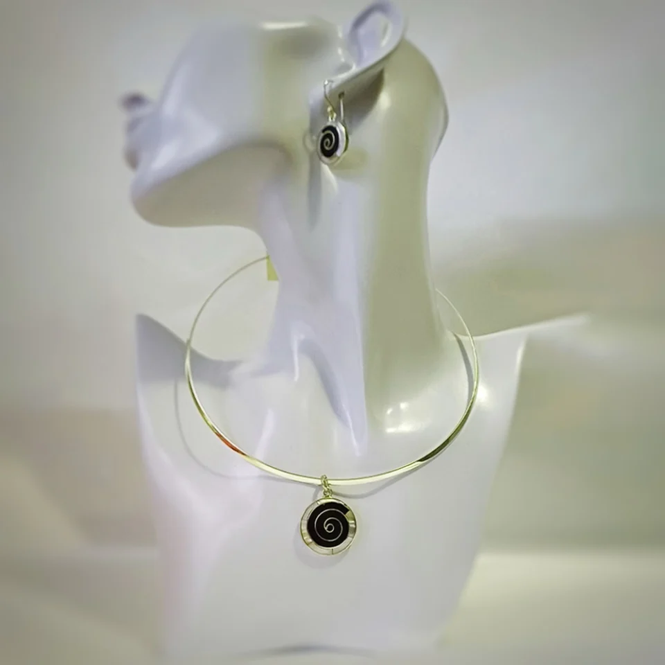 Spiral Mother Pearl & Onyx Set of Earrings and Pendant